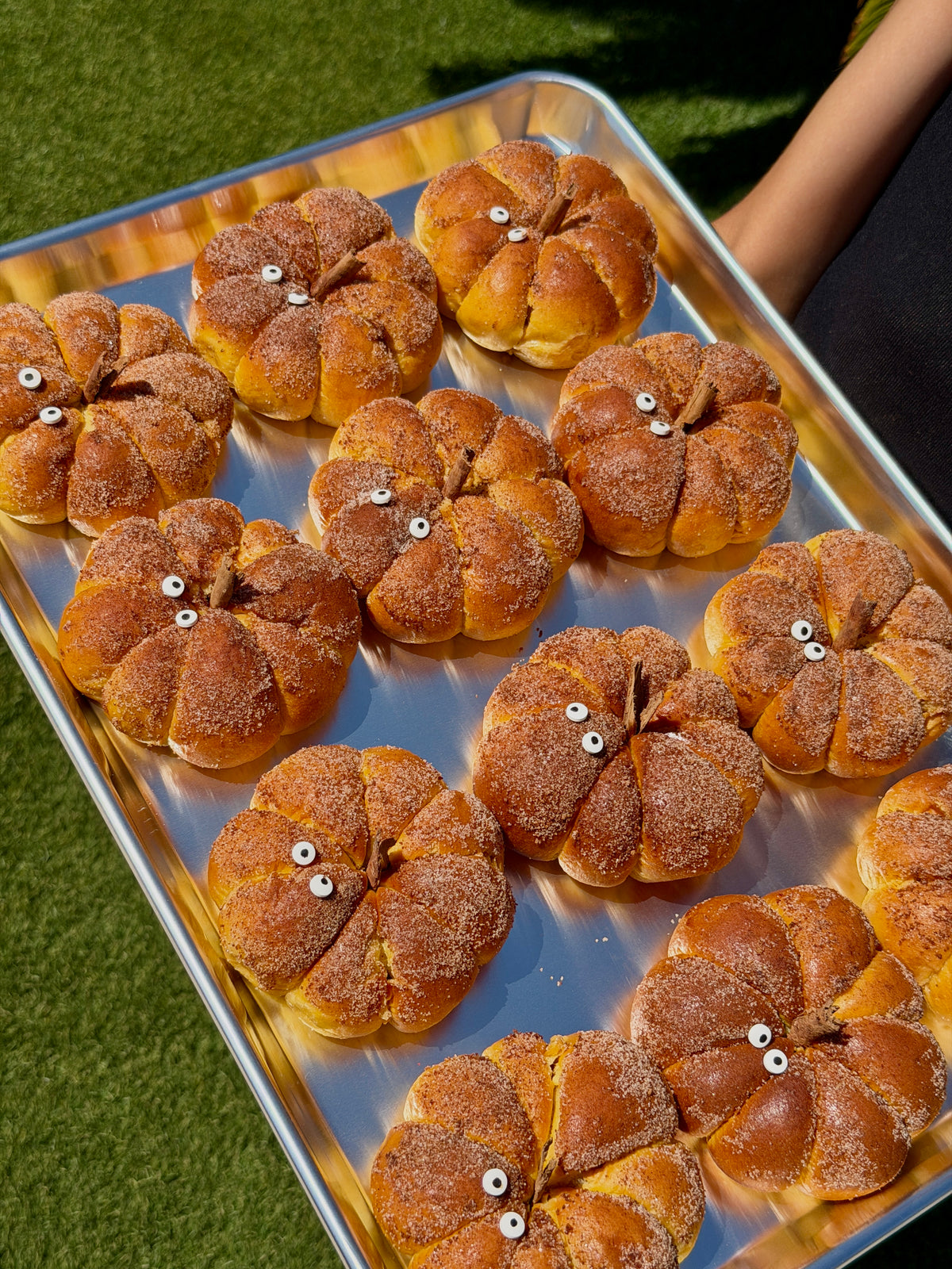 Pumpkin-shaped pumpkin brioche rolls